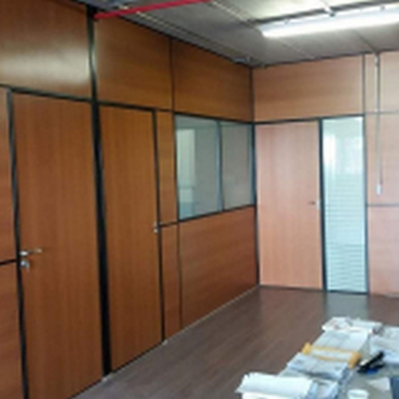 Empresa de Instalação de Divisórias Eucatex para Banheiro Vila Bastos - Instalação de Divisoria de Eucatex com Vidro Santo André