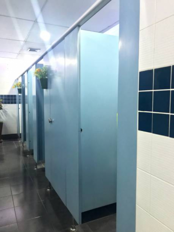 Qual o Valor de Instalação de Divisória de Pvc para Banheiro São Caetano do Sul - Instalação de Divisória de Pvc com Porta Sanfonada