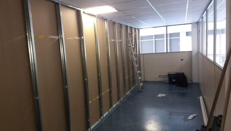 Serviço de Instalação de Divisória Drywall com Vidro Vila Gonçalves - Instalação de Divisória de Drywall com Porta de Correr